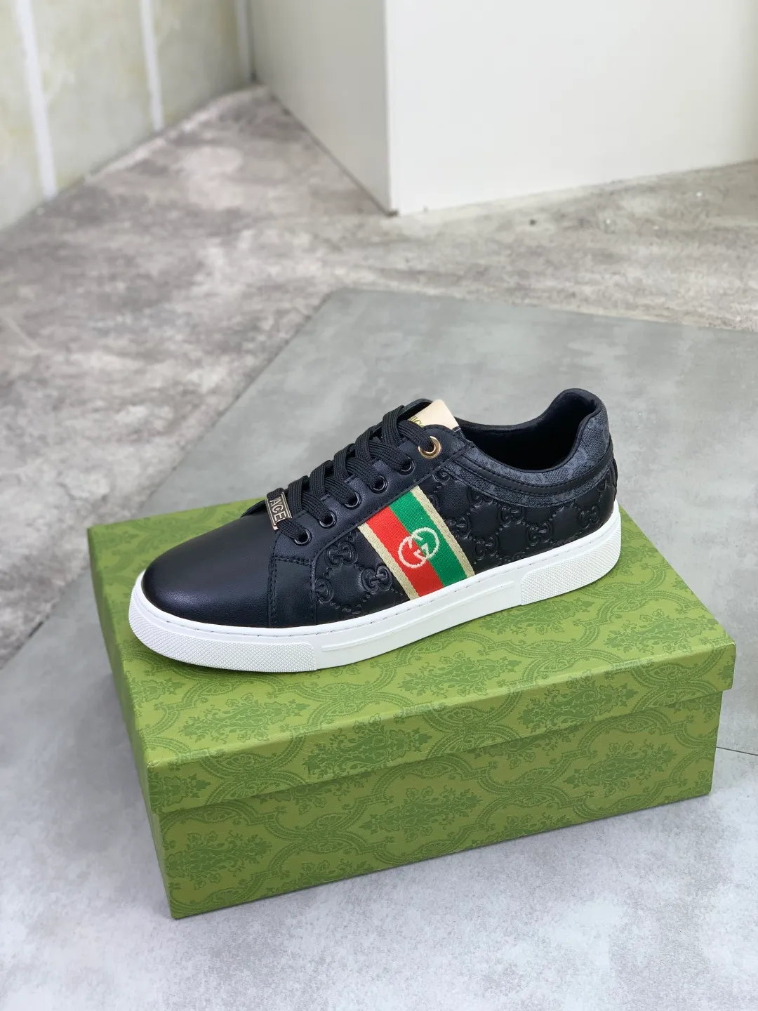 Men's Men's Shoes P420 💰[New Style] 🆘 The latest model from Gucci's official website🎁Classic casual and fashionable men's shoes👟Hot style💥Simple and elegant style, exclusive for trendy men. Unique latest brand elements from the official website👑Gucci original decoration, fashionable and generous, made of original soft calfskin fabric➕Comfortable soft sheepskin lining ✅The official website specifies wear-resistant rubber outsole_full of elasticity, classic model taken in real life🎬Color: 2️⃣colors available😍Number: 38-44
